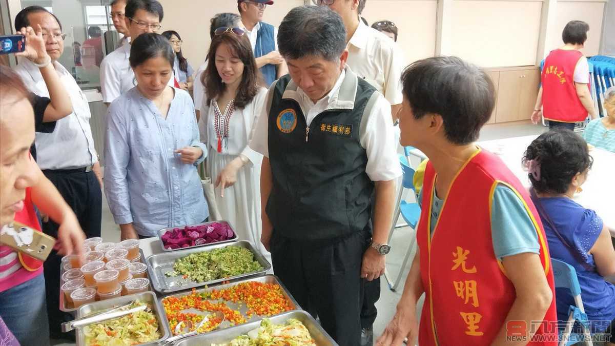 衛福部長關懷據點長者 長輩們樂開懷