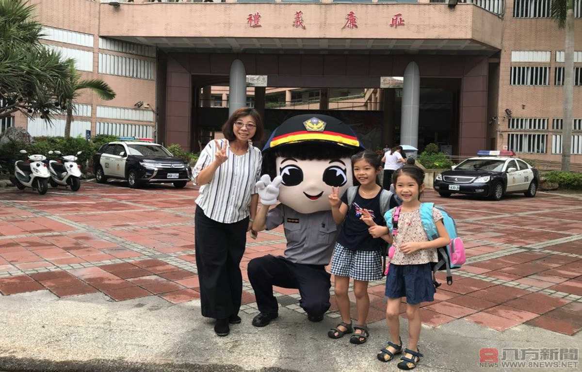 開學首日警察娃娃歡迎學童 學童搶合照大讚卡娃伊