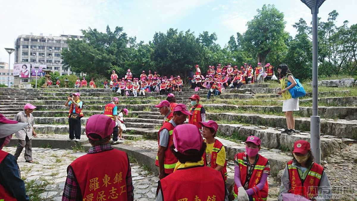 羅東夜市百名民眾淨街，響應菸灰菸蒂不落地活動