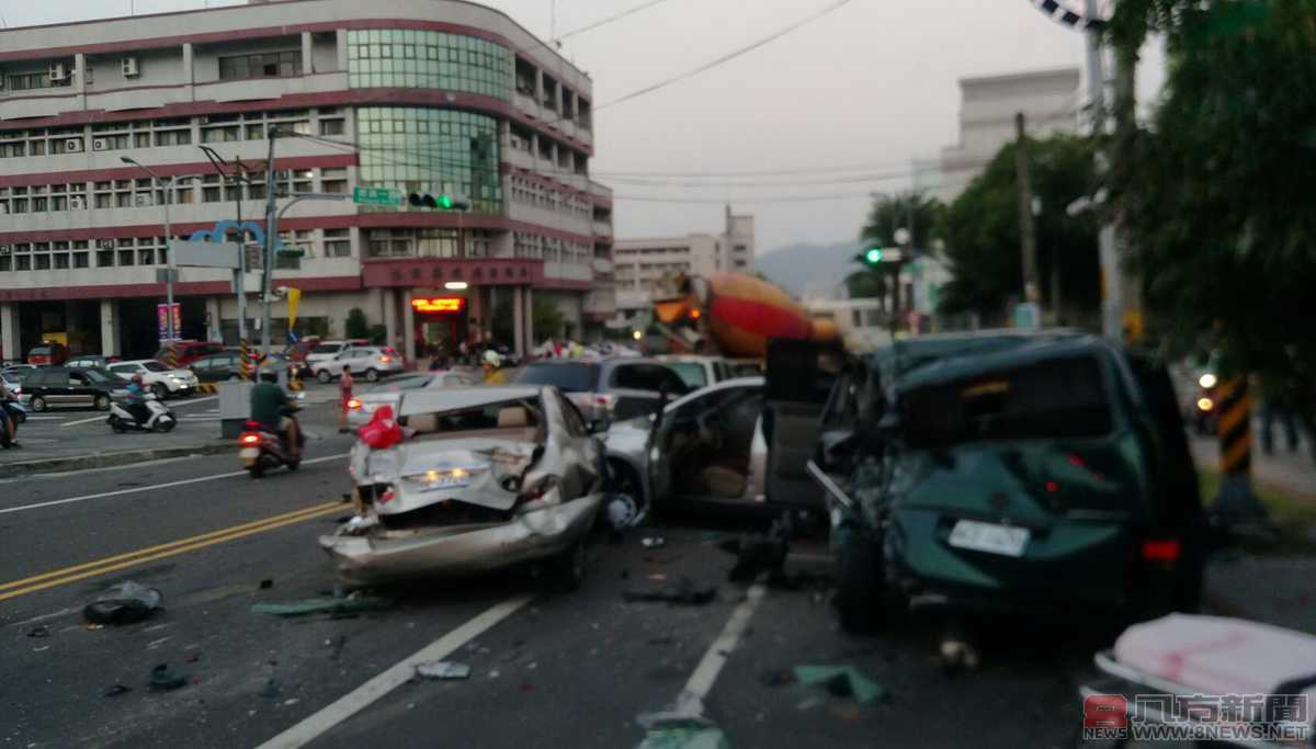 南投市民族路與南崗二路口發生重大車禍