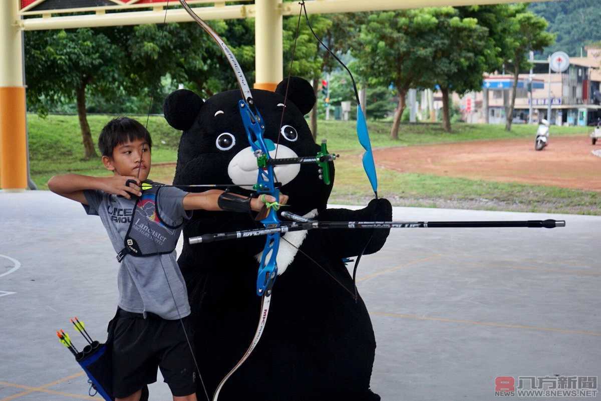 童樂平權計畫開跑 熊讚與東澳國小射箭隊相見歡