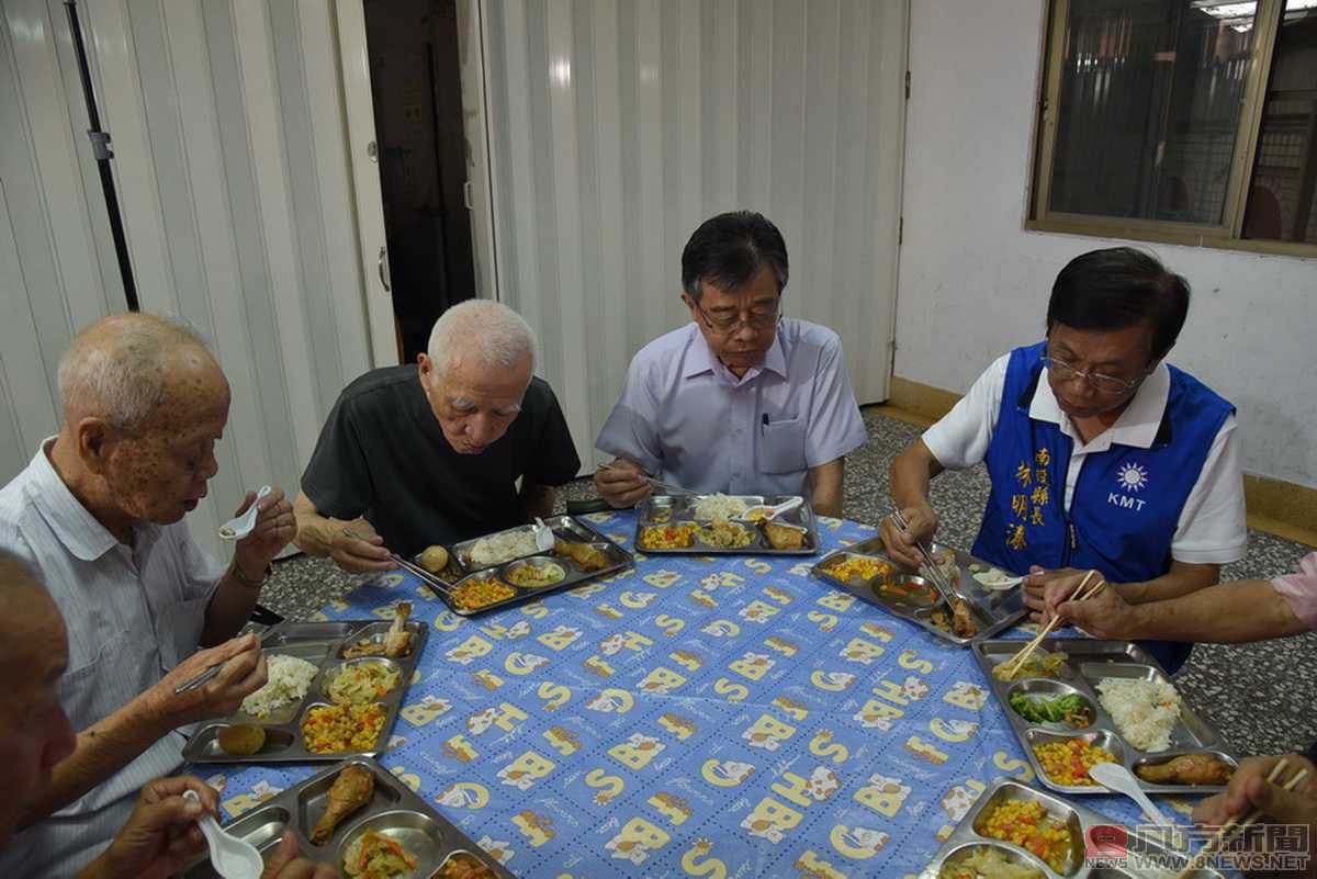 林明溱任一日送餐志工 備餐親送長輩樂開懷