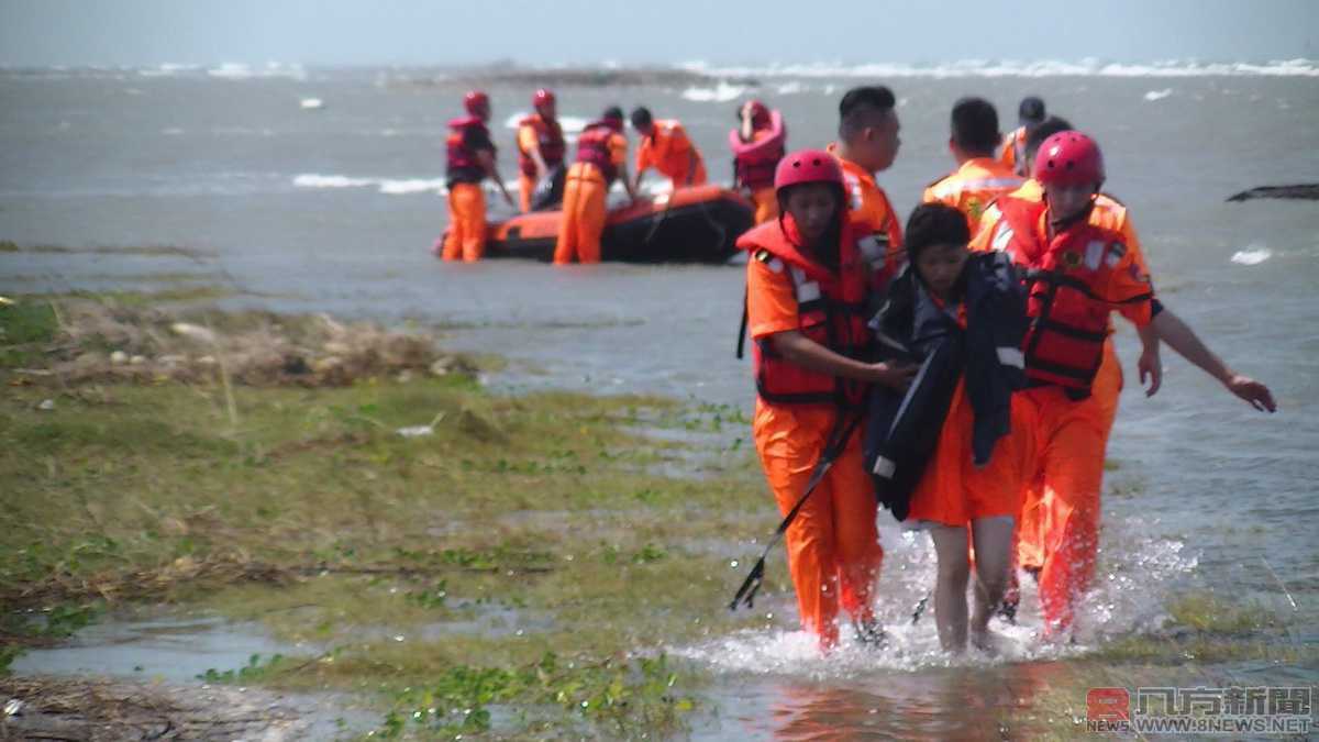 民眾受困沙洲，海巡出動救生艇救援，展現救生能量