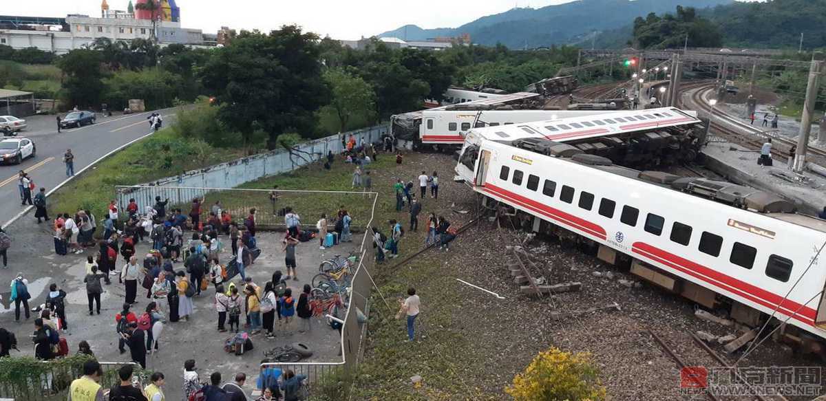 消防員：越靠普悠瑪車頭越安靜 賴揆視察搜救進度並探視傷患