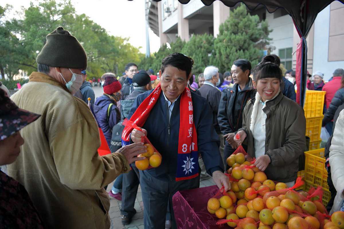 108年元旦升旗行銷農產 發送高麗菜及柳丁