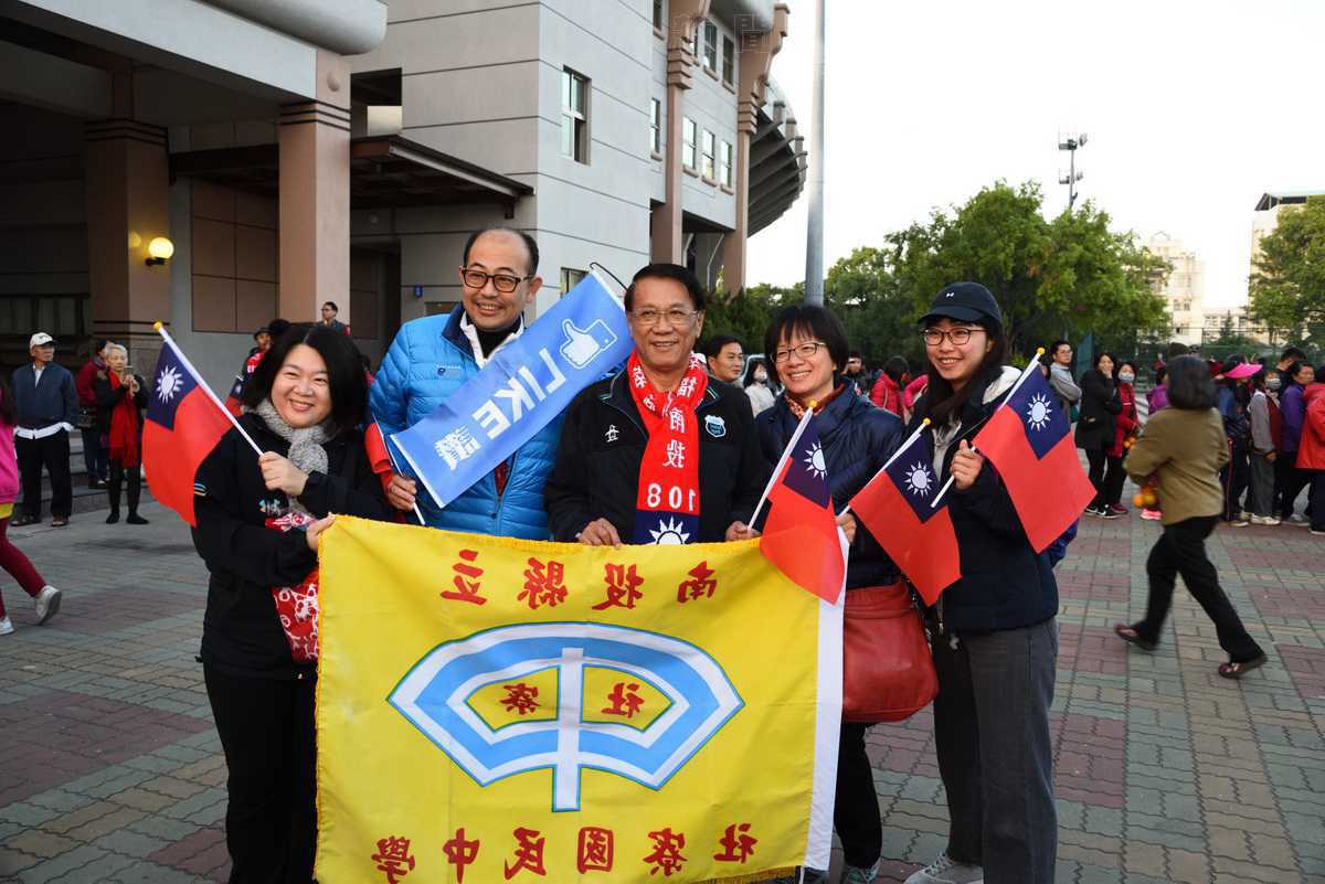 108年元旦升旗行銷農產 發送高麗菜及柳丁