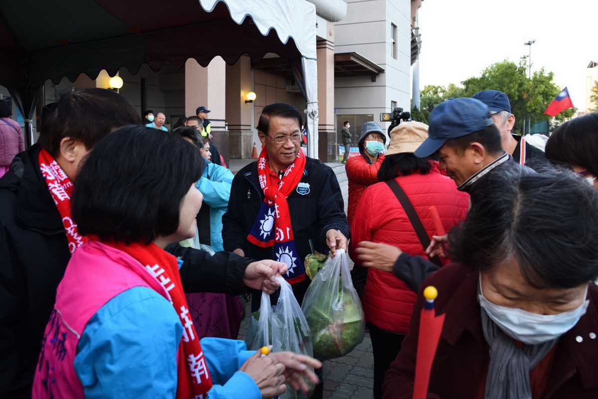 108年元旦升旗行銷農產 發送高麗菜及柳丁