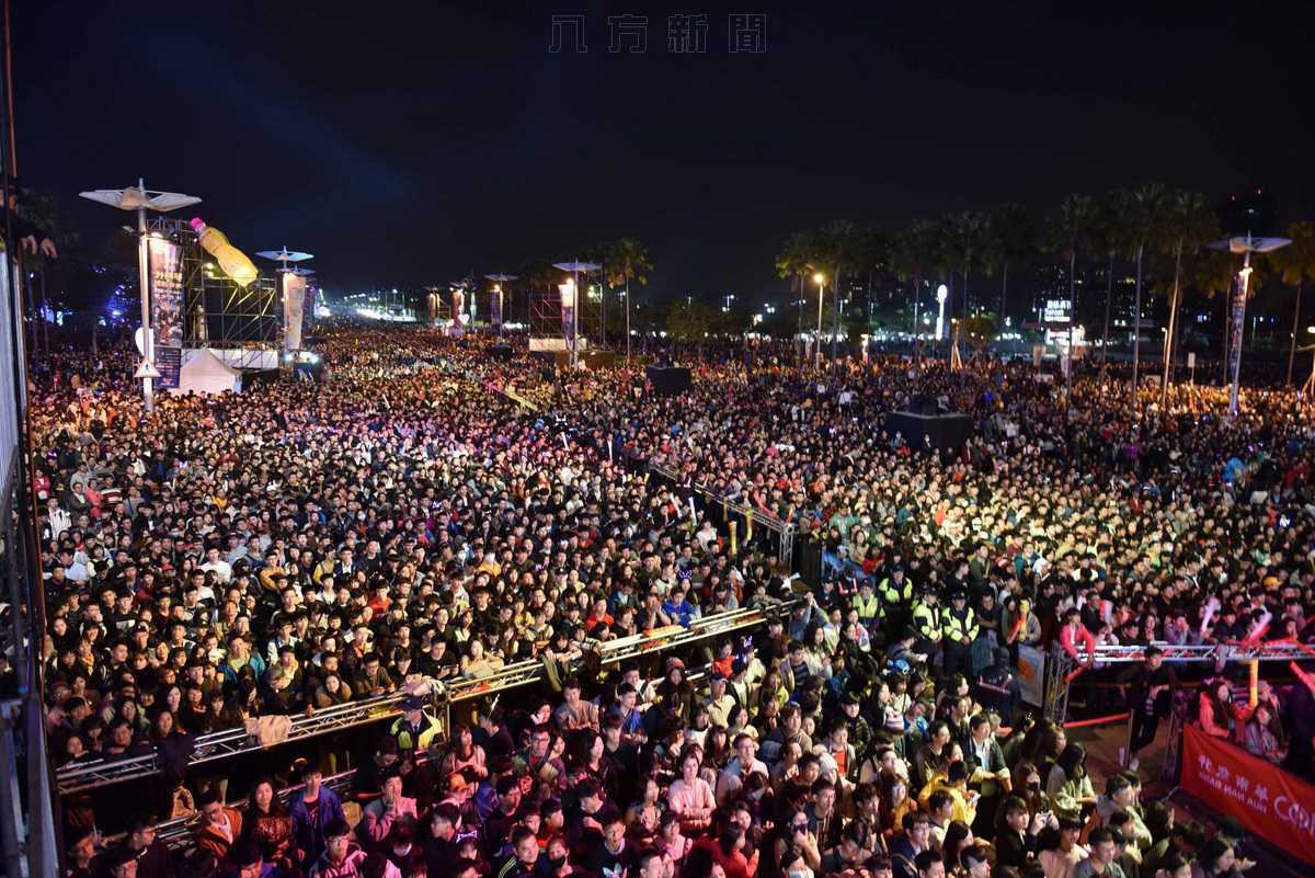 夢時代跨年晚會湧80萬人 韓國瑜夫婦高歌迎新年