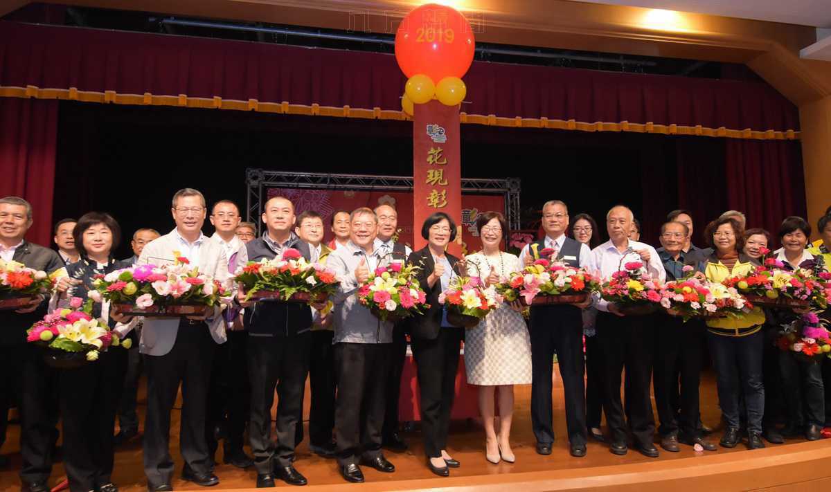 「百年好合，菊祥如意，花現彰化，田尾尚美」王縣長前往田尾促銷在地花卉