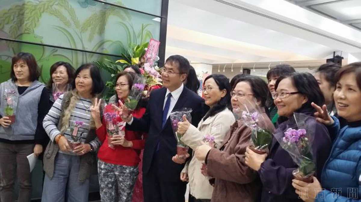 婦女節黃偉哲市長贈蝴蝶蘭 倡兩性平權並推臺灣蘭展