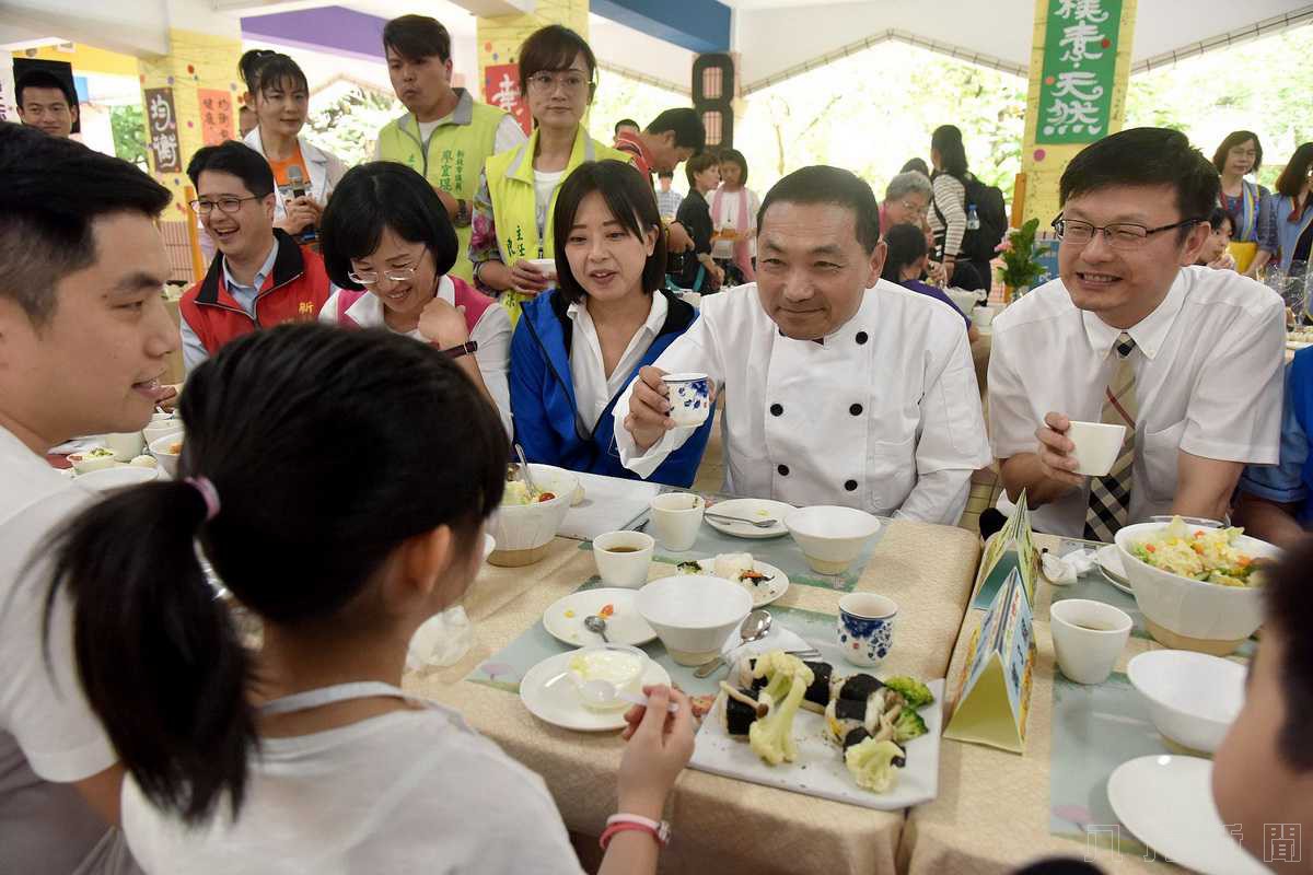 侯友宜變身型男主廚 鼓勵親子共餐享受「家庭好食光」