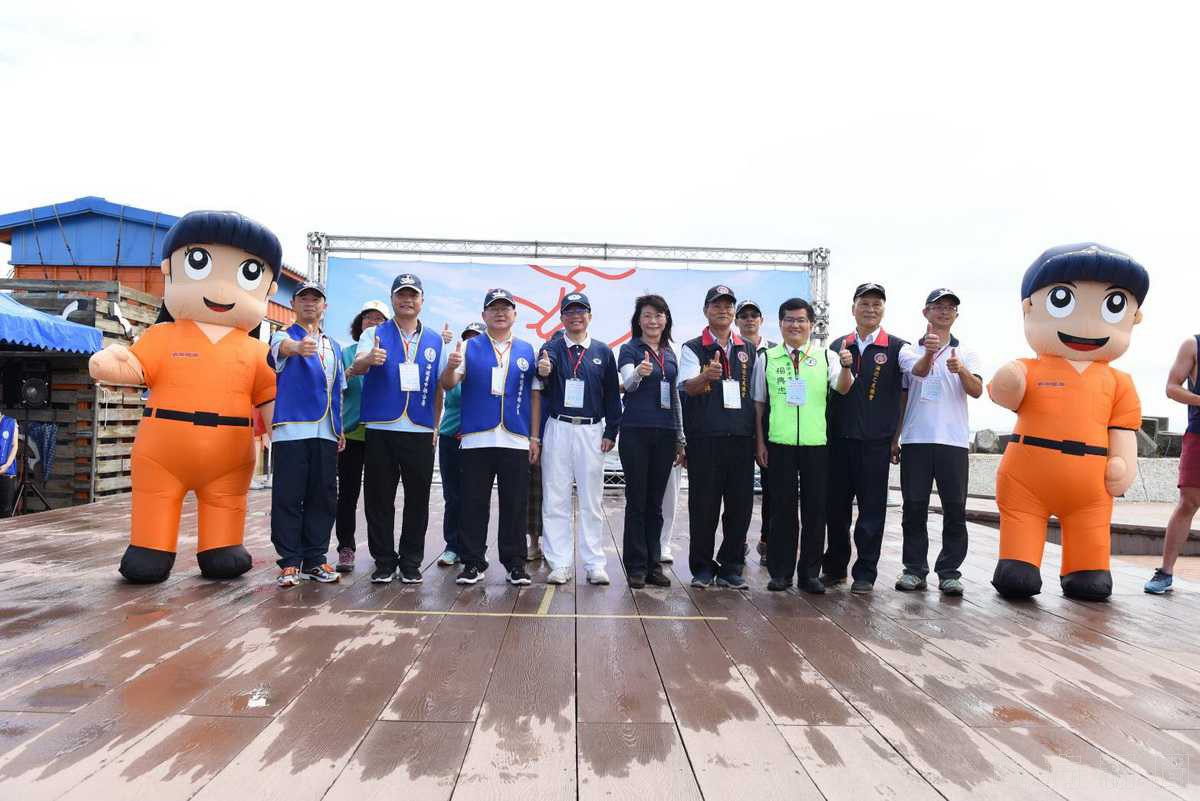 心手相連淨灘減廢 千人動員守護海洋