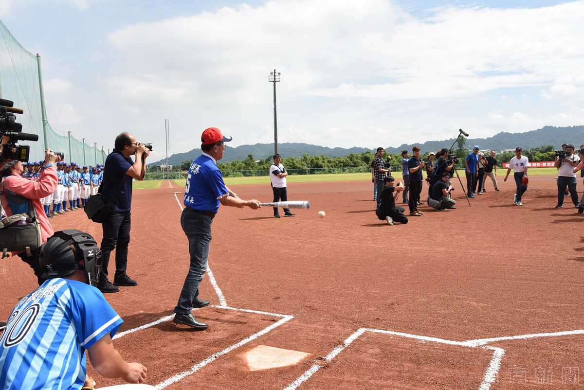 郭台銘上午由妻子曾馨瑩陪同回到南投 首站縣立棒球場