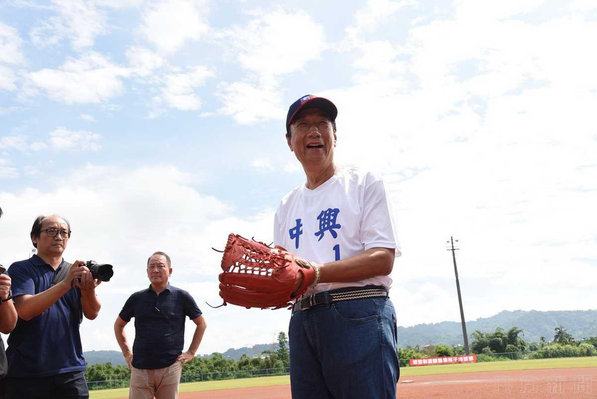 郭台銘上午由妻子曾馨瑩陪同回到南投 首站縣立棒球場