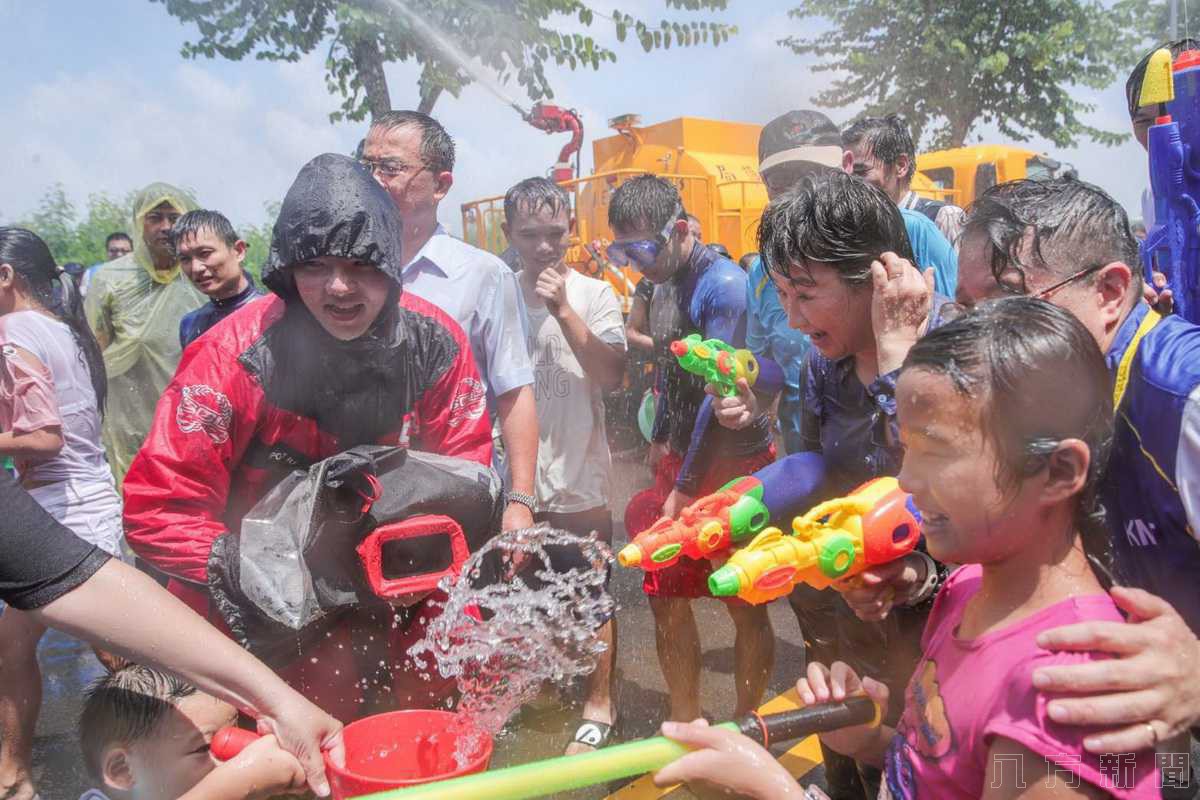 盧市長與民同樂大玩水仗 獻上首次濕身秀