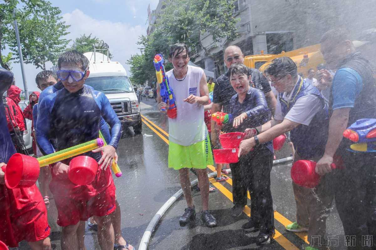 盧市長與民同樂大玩水仗 獻上首次濕身秀