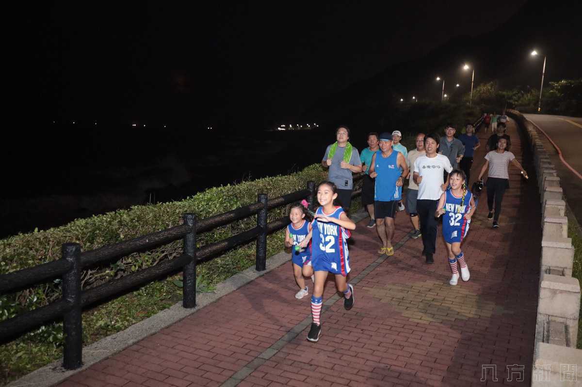 外木山湖海大道夜跑 林右昌與市民朋友一同揮灑汗水