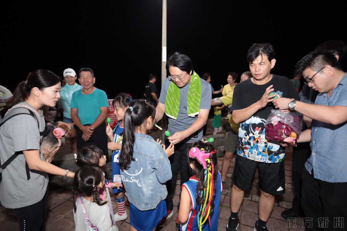 外木山湖海大道夜跑 林右昌與市民朋友一同揮灑汗水