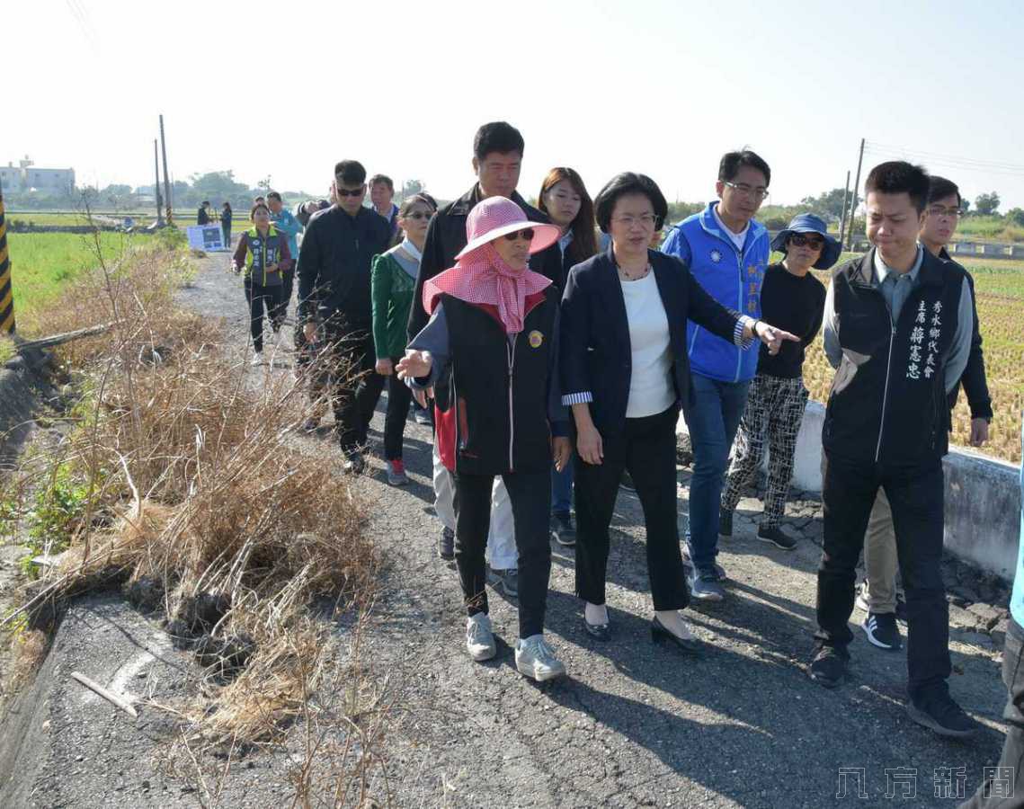 農民及農產運輸行的安全 王縣長視察福興 秀水鄉農地重劃區亟待改善農路