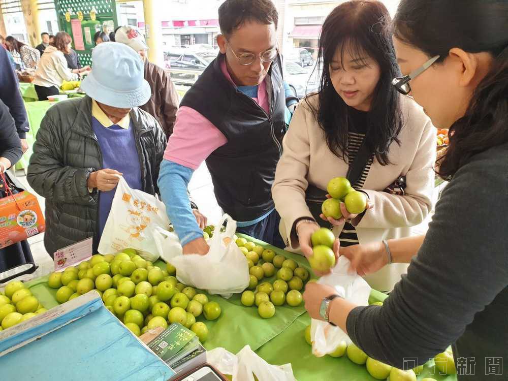 希望廣場屏東週 蓮霧蜜棗搶先上市購買人潮旺