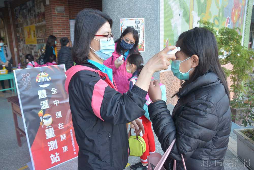 屏東縣潘孟安縣長視察屏東市信義國小開學防疫措施