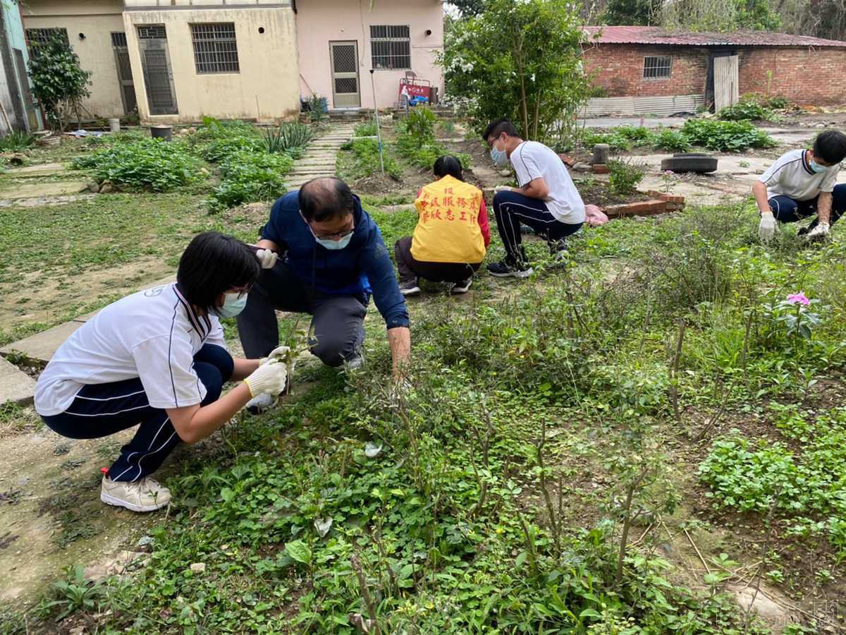 南投縣救國團率領南投高商綜職科學生前往關懷獨居長者