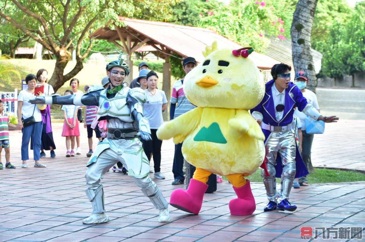 「宜比鴨」現身童玩星光樂園 與童玩吉祥物相見歡