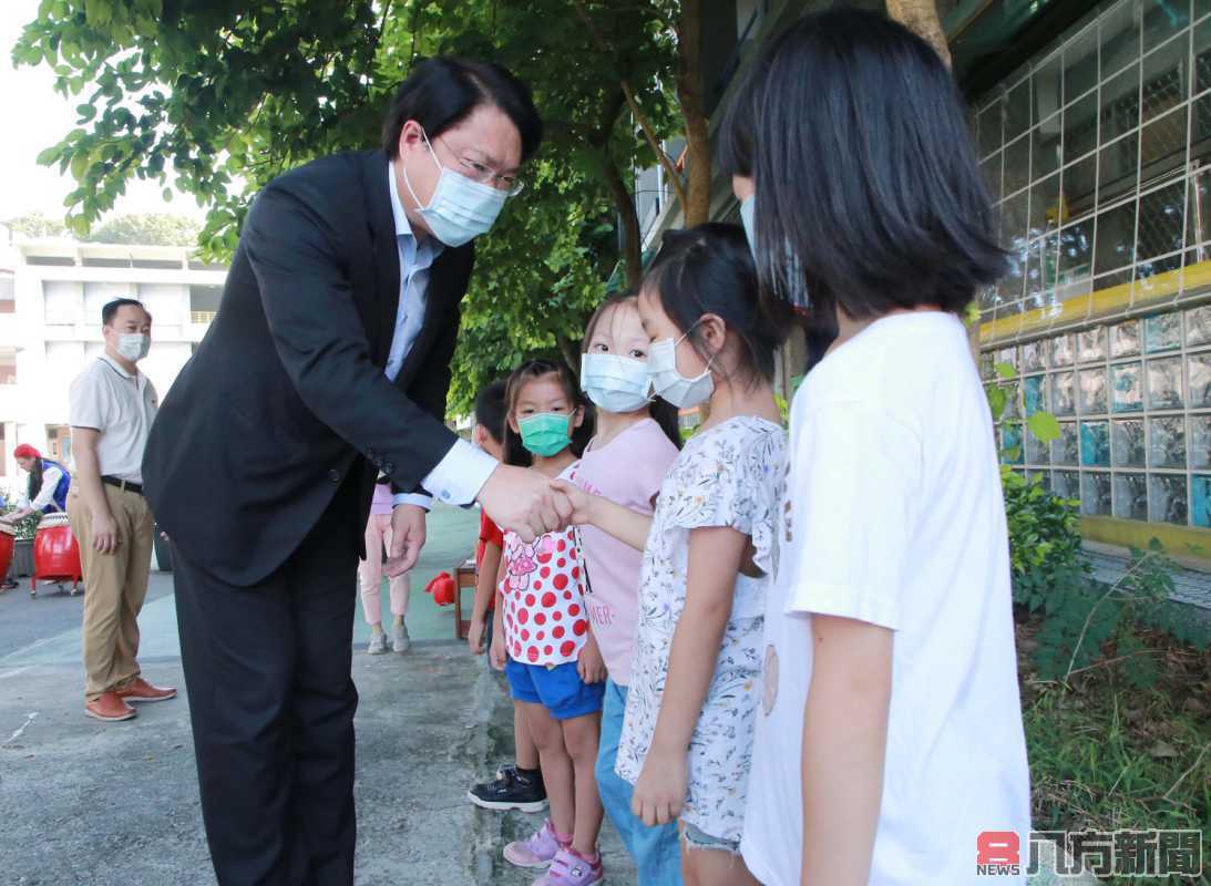 陪新生開學！林右昌：致力推動雙語小學、公托幼兒園延長課後留園時間