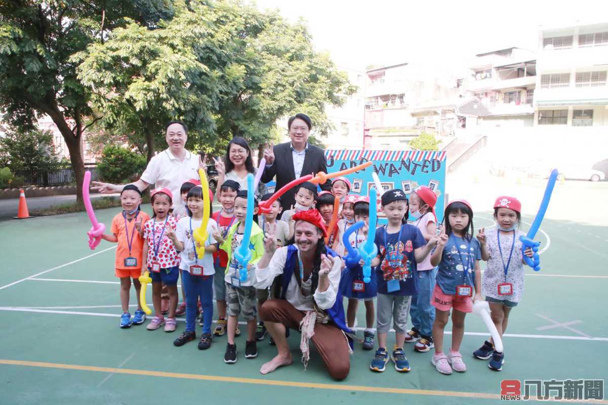 陪新生開學！林右昌：致力推動雙語小學、公托幼兒園延長課後留園時間