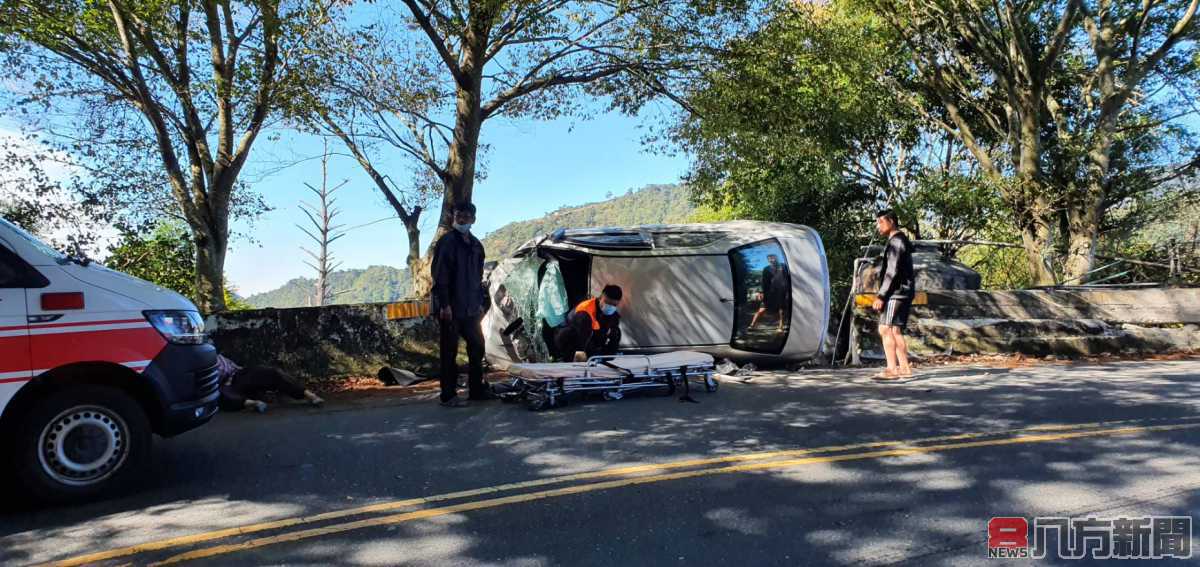 台14甲線1K車輛自撞側翻 仁愛消防火速救援