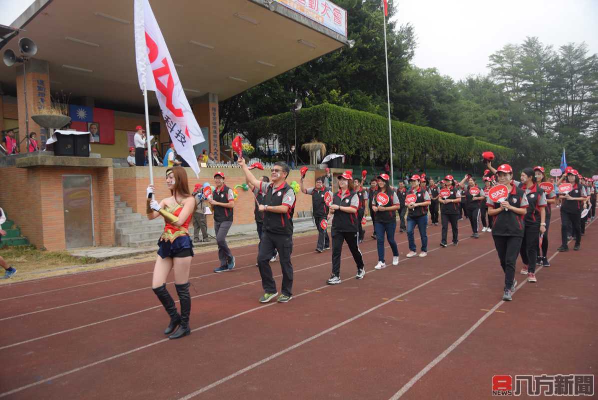 勞工運動會登場 小花車、女超人進場吸睛