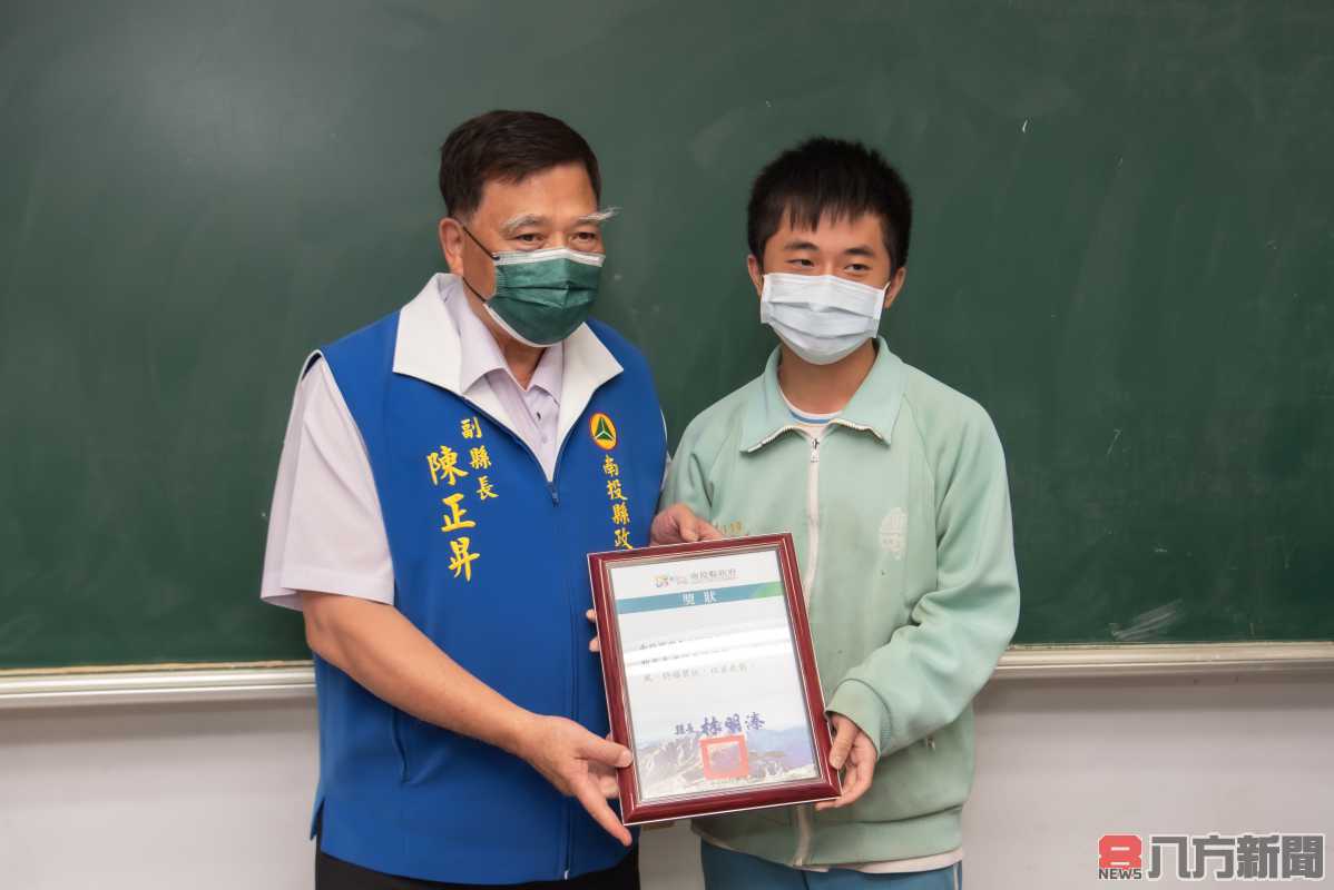 國三生協助老人過車道 縣府表揚請全班吃麥當勞