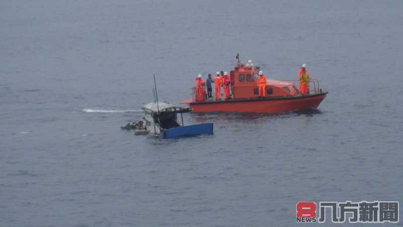 漁船遭撞驚傳沉沒 高雄艦即刻救援解危機