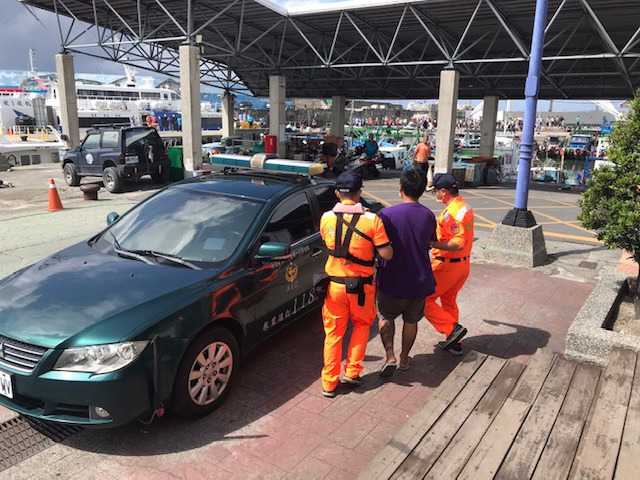 海巡科技執法 離島查驗緝獲通緝犯