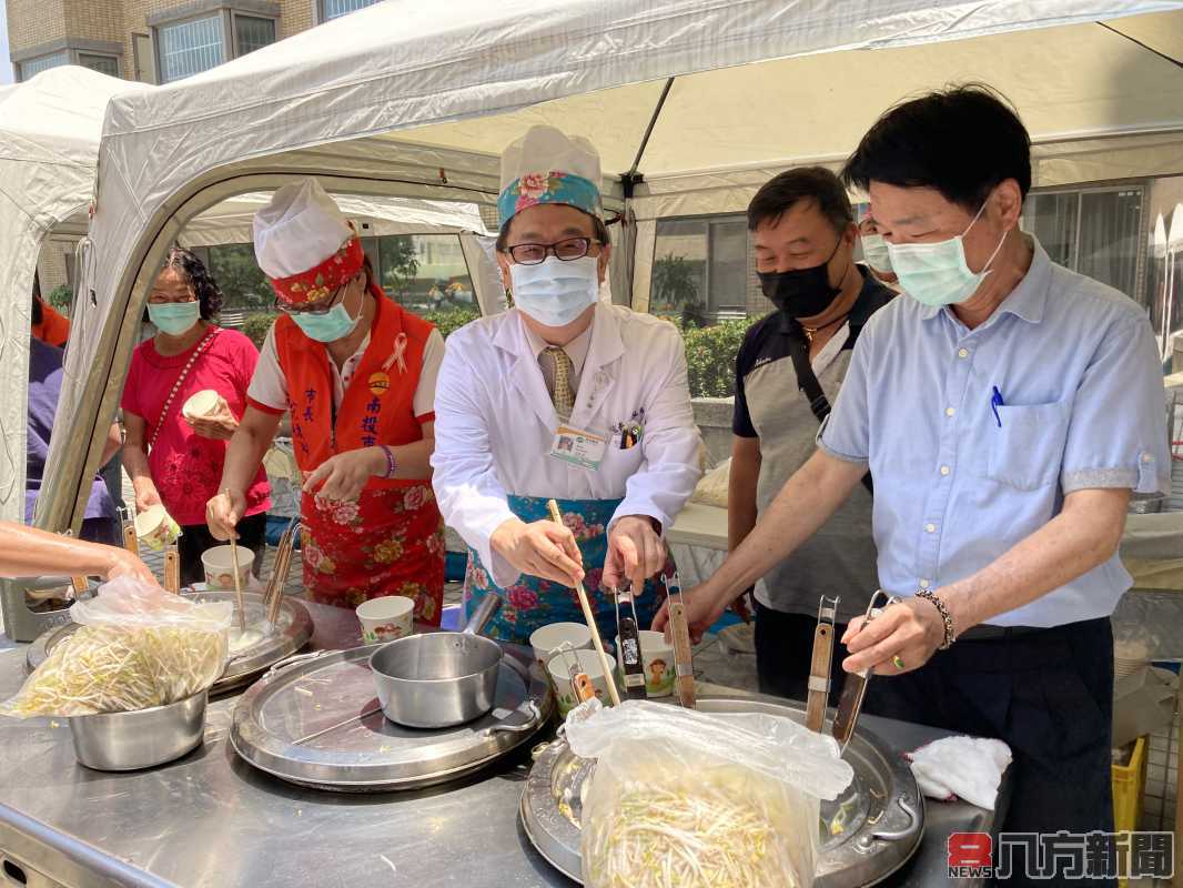 慶祝護師節 宋市長連結業者至南投醫院現場煮意麵犒賞辛勤醫護