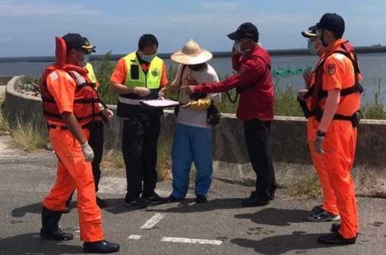 男子挖蛤蜊受困沙洲 海巡人員機警涉水搶救蛤蜊受困