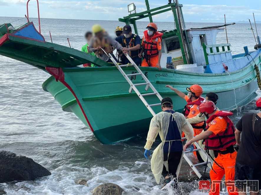 漁船擱淺小馬海灘，海巡警消登梯成功救援