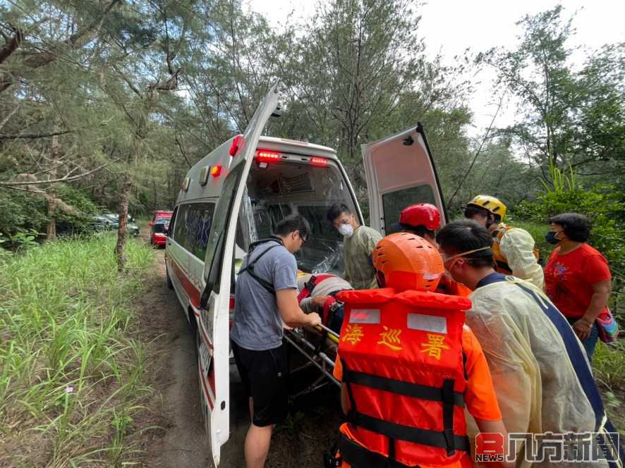 漁船擱淺小馬海灘，海巡警消登梯成功救援