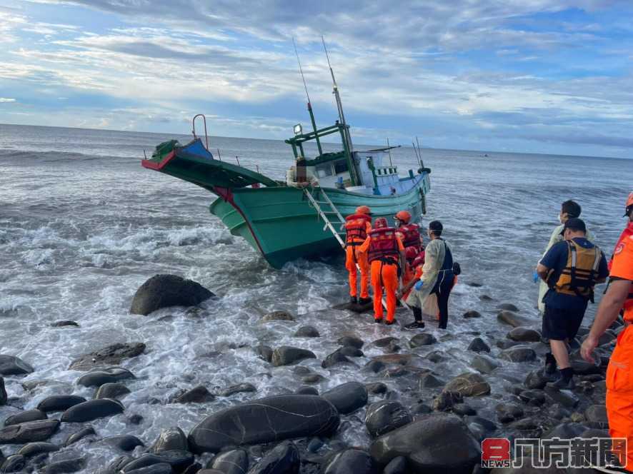 漁船擱淺小馬海灘，海巡警消登梯成功救援