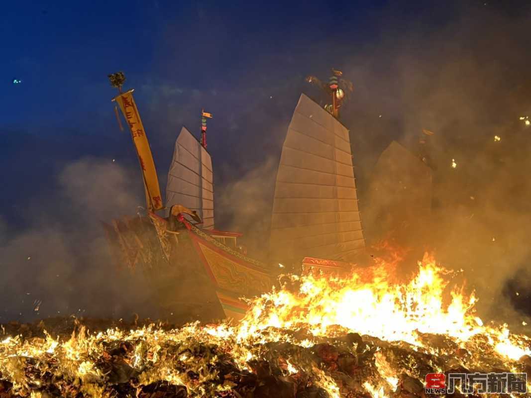 清晨送王儀式燒王船 東港迎王平安祭典落幕