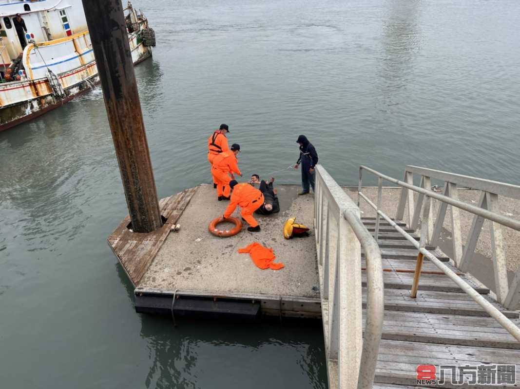 船員失足跌落漁港 海巡即刻救援保命