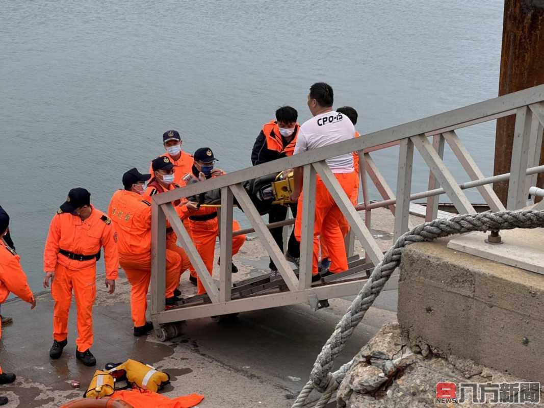 船員失足跌落漁港 海巡即刻救援保命