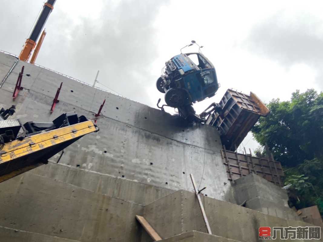 南迴公路拖吊故障大貨車 反因雨打滑墜10米深谷