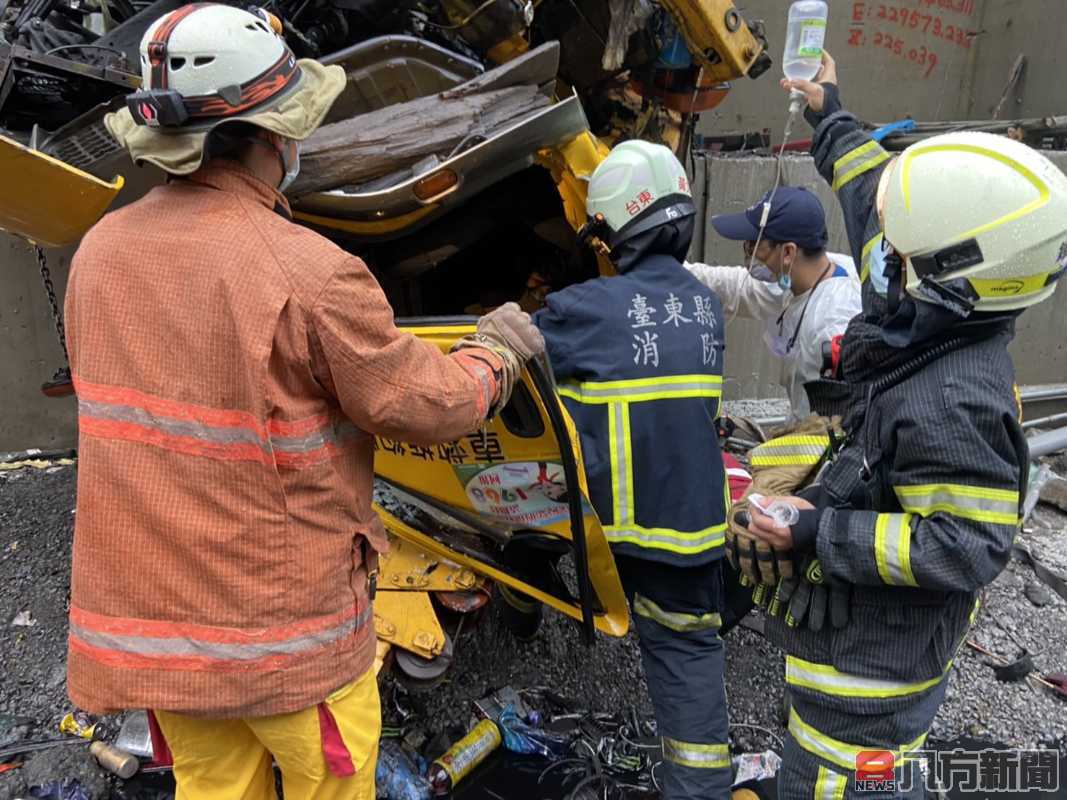 南迴公路拖吊故障大貨車 反因雨打滑墜10米深谷