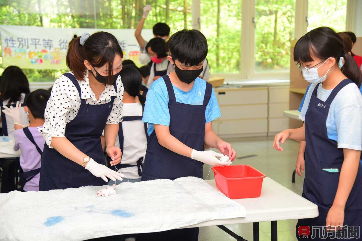 多元族群親子樂遊台灣工藝文化園區 體驗藍染生活美學