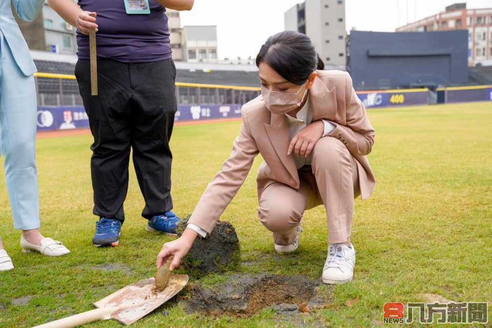 新竹市政府發言人施淑婷今赴新竹地檢署按鈴申告 送交棒球場事證