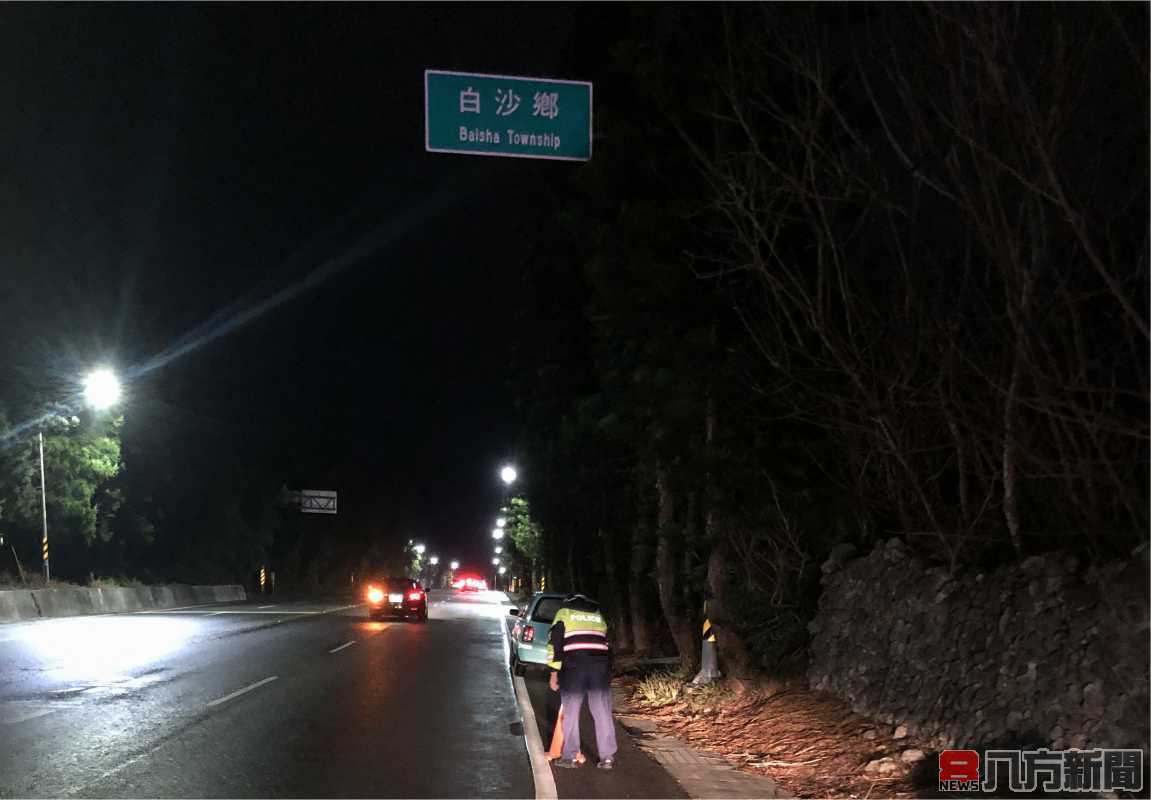 飄雨寒夜車顧路 通梁警來協助