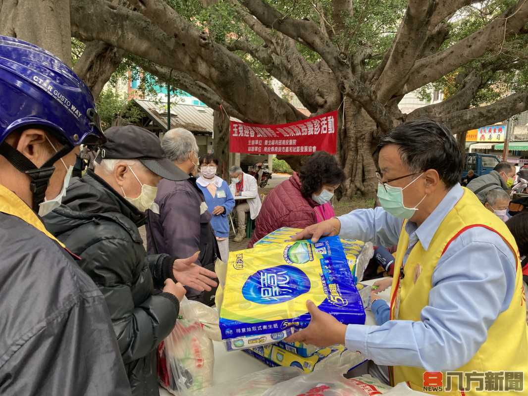 福兔迎春顧健康 南投醫院於仁壽公園為弱勢義診