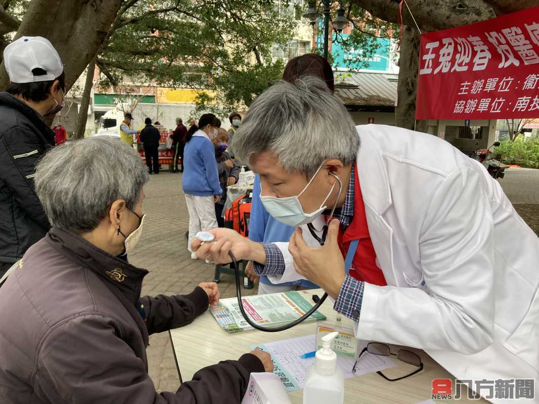 福兔迎春顧健康 南投醫院於仁壽公園為弱勢義診