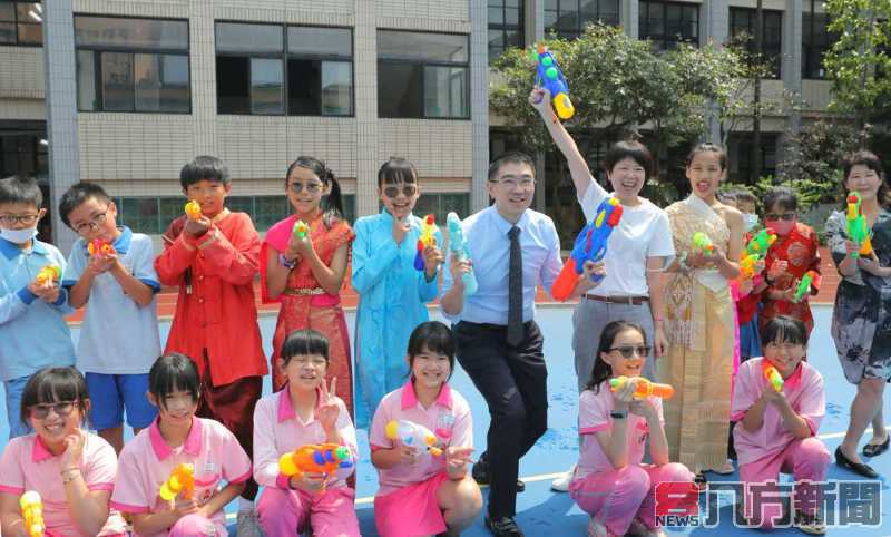 謝國樑到仁愛國小歡慶「東南亞新年」潑水節 打造基隆國際城市願景